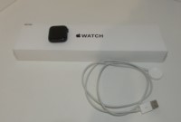 Apple Watch SE (GPS + Cellular) 44mm space grau mit Sport Loop kohlegrau